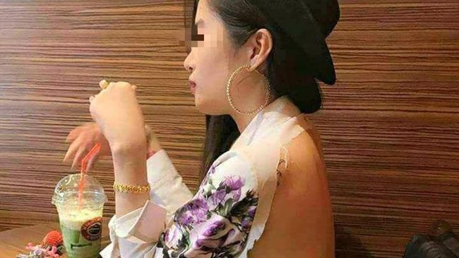 正妹穿破洞衣超性感！美背美臀全都露
