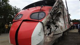 普悠瑪事故列車展開移置　車體變形扭曲台鐵普悠瑪列車出軌翻覆事故，造成嚴重傷亡，經檢警蒐證後，22日下午3時展開車廂移置作業，可見車體嚴重變形扭曲。中央社記者王鴻國攝　107年10月22日