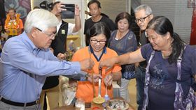 雲林巷仔內社區風情　製作古早味椪糖雲林縣政府以「咱佇巷仔內、社造果菜籃」為主題，5日上午舉辦「2018雲林縣社區營造成果展」宣傳會，縣長李進勇（前左）在社區居民引導下，製作古早味「椪糖」，重拾傳統的古早風味。中央社記者葉子綱攝　107年11月5日