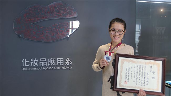 看護媽資助赴日比賽　女兒把獎獻媽媽