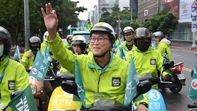 姚文智騎摩托車掃街（2）民進黨台北市長參選人姚文智（前）1日從台北內湖騎電動摩托車到市區，以實際行動體驗政見「首都大環線」，並向路過民眾揮手致意。中央社記者王飛華攝  107年11月1日