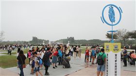 外國寶迷湧台南  觀光效益超乎預期（2）台南市政府與手機遊戲精靈寶可夢（Pokemon GO）合作，於11月1日至5日舉辦Pokemon GO Safari Zone in Tainan活動，主場地台南都會公園每天都有大量人潮。中央社記者楊思瑞攝  107年11月5日