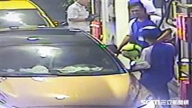 哥倫比亞籍的莫男加完汽油後沒錢，拿足球抵押後竟消失無蹤（翻攝畫面）