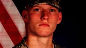 影／大兵喜歡扮「女裝」　憂前妻告密…勒死塞入行李箱