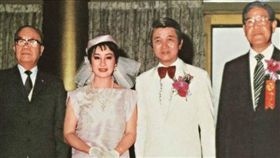 洪文棟與楊麗花結婚時情形，左為謝東閔，證婚人為李登輝。（圖／翻攝自網路）