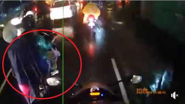 騎車穿雨衣當心！捲入後輪遭勒脖甩飛