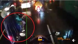 恐怖！騎車穿雨衣　竟捲入後輪被甩飛