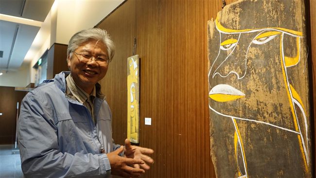 楊樹森陳秀娟回母校　妝點圖書館廊道