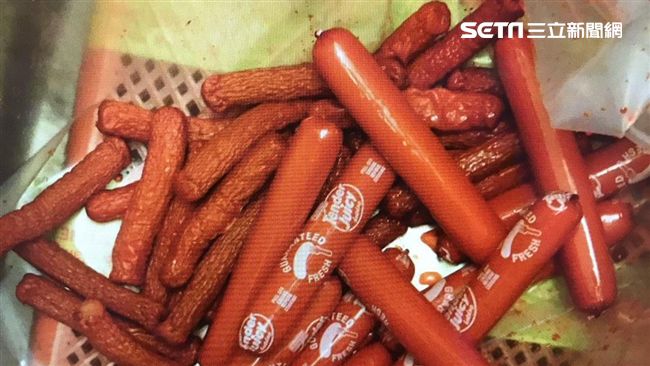 國中妹愛吃香腸　入境藏玩偶塞行李箱慘了