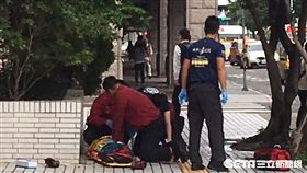 老婦從中崙圖書館墜落後重摔地面，救護人員立刻將她送往國泰醫院救治（翻攝畫面）