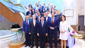 林佳龍紀維德出席台荷循環經濟論壇　台中市政府5日與荷蘭貿易暨投資辦事處合辦「2018台灣－荷蘭循環經濟論壇暨交流媒合會」，荷蘭貿易暨投資辦事處代表紀維德 （Guy Wittich）（前左2）、台中市長林佳龍（前中）等人出席。中央社記者郝雪卿攝　107年11月5日