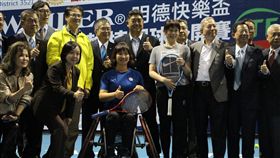 莊佳容（灰衣）成人妻後首度為輪椅網球公開賽站台。（圖／輪轉活動整合行銷提供）