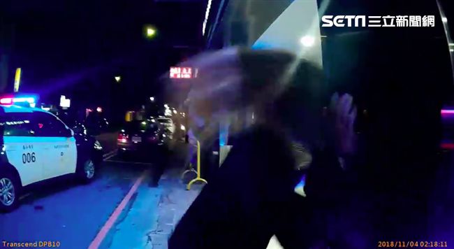 失戀女「醉」失態！自呼巴掌、頭撞柱