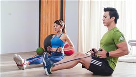 運動不限場所，客廳也可以進行健身。（圖／Red Bull提供）