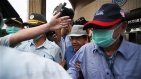 陳慶男停止羈押保釋慶富集團董事長陳慶男（右）31日由家屬與員工籌得保釋金新台幣3200萬元，辦理停止收押保釋程序後，獲得保釋接回。中央社記者陳朝福攝  107年10月31日