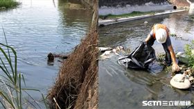 清潔人員潛臭水溝清垃圾／蔡先生授權提供