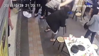 火鍋店換座位對錯眼　雙方砸酒瓶互毆