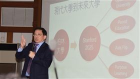 管中閔：不堅持校長當選人位置　是選項之一台灣大學校長當選人管中閔5日到雲林縣議會演講，他說，如果地方選舉後，台大校長遴選案爭議未改變，他可能會審慎考量是否重新做出選擇，有可能不堅持當選人位置，這是眾多選項之一。中央社記者葉子綱攝　107年11月5日