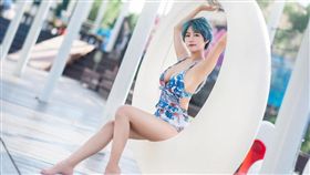 泳裝根本遮不住Kazumi傲人身材，肩帶疑似鬆脫險走光。。（圖／翻攝自kazuminoomi IG）