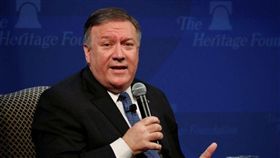 美國國務卿蓬佩奧Mike Pompeo今在記者會宣布，重啟對伊朗全面制裁。（圖／翻攝推特）