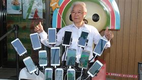 寶可夢阿公超人氣　15支手機抓寶吸睛「寶可夢阿公」陳三元5日把握台南寶可夢活動最後一天機會，坐在台南都會公園內便利商店為他準備的臨時專屬區努力抓寶，一次操作15支手機的壯觀場面，引來眾人圍觀。中央社記者楊思瑞攝　107年11月5日