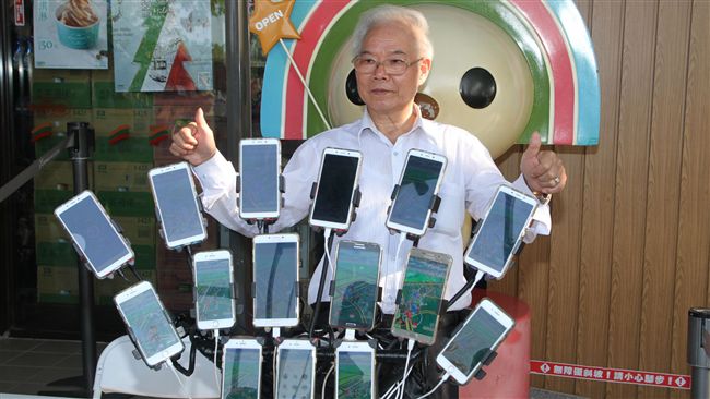 寶迷搶合照！寶可夢阿公無法專心抓寶