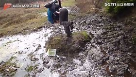 ▲一個重心不穩，跌倒進泥河裡。（圖／AP／Jukin Media 授權）