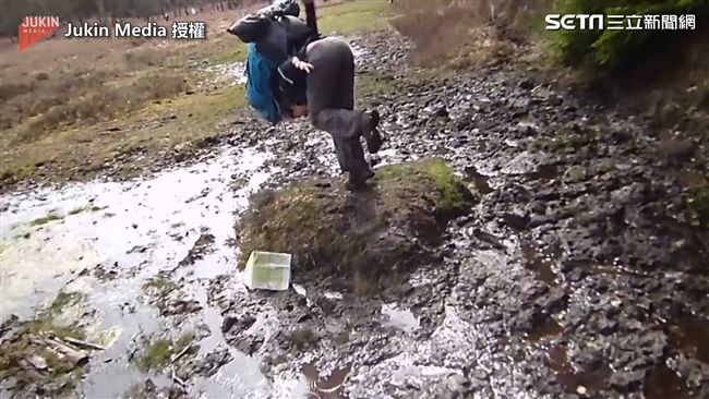 女子跳過河慘摔　網笑：天然泥巴浴?