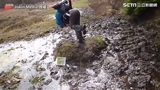女子跳過河慘摔　網笑：天然泥巴浴?