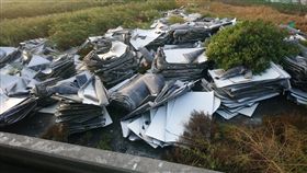 不肖人士偷丟大量廢氣太陽能板。（圖／翻攝自臉書社團「爆怨公社」）