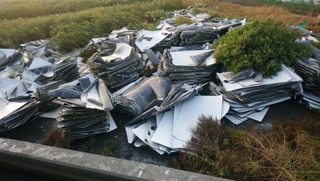 廢棄太陽能板遭丟路邊　網友全怒了！
