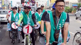 斗六市長參選人陳明章出動腳踏車隊掃街107年地方公職人員選舉候選人號次抽籤結果19日出爐，無黨籍斗六市長參選人陳明章抽中1號，隨即出動腳踏車隊掃街拜票爭取支持，為鐵馬城市願景做出示範。中央社記者葉子綱攝　107年10月19日