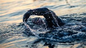 英國男子埃德利（Ross Edgley）「環游」大不列顛島　創4世界紀錄。（圖／取自Ross Edgley臉書）