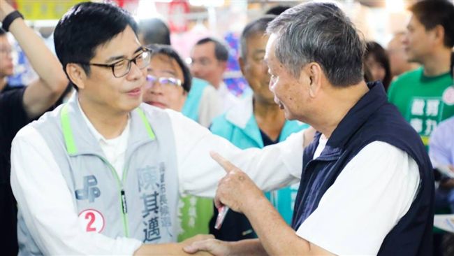 陳其邁市場拜票　攤商市民高喊凍蒜