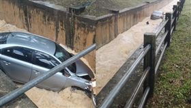 轎車墜大排被沖走。（圖／翻攝Oscar Ooi臉書）
