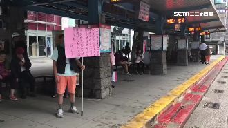 老翁怒譙司機五字經　舉牌道歉2小時