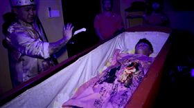 網紅體驗「睡棺材」求改運。（圖／翻攝自Eddie賴語翔粉絲專頁）