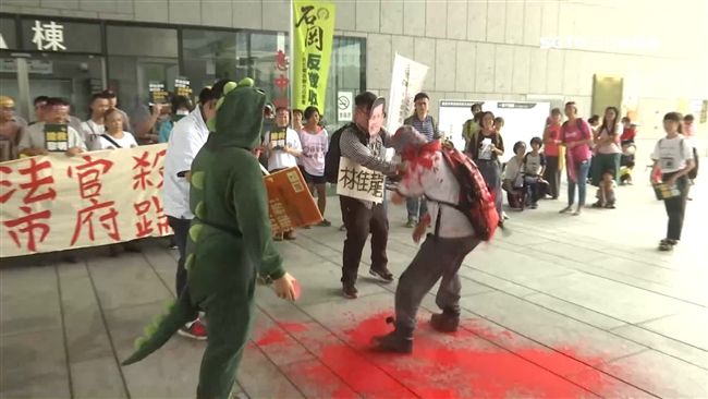 「黎明幼兒園」園長林金連曾衝市府潑漆。（圖／翻攝畫面）