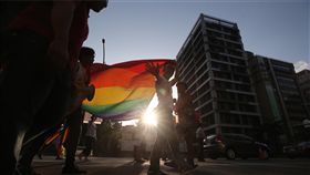 同志遊行　大型彩虹旗上街頭（2）2018台灣同志大遊行27日下午正式登場，許多民眾走上街頭、拉開大型彩虹旗，以行動表達希望台灣儘速通過婚姻平權的訴求。中央社記者吳家昇攝　107年10月27日