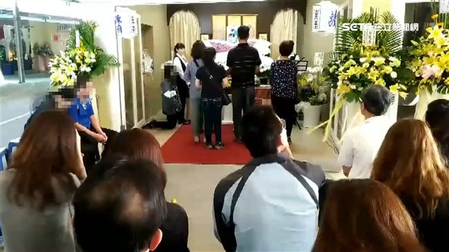 成大女碩士出殯　母「杖棺」送愛女
