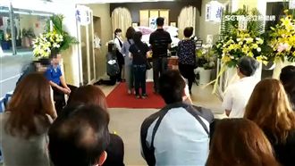 成大女碩士出殯　母「杖棺」送愛女