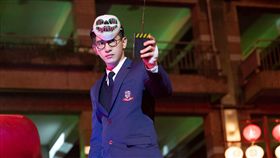 張立昂為戲扮無臉男