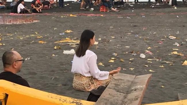 東港燒王船旁打坐　女子行為嚇傻信徒