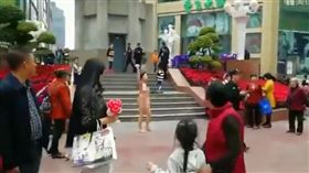 裸女無遮點奔跑重慶鬧區　高喊「打倒共產黨」（圖／翻攝自推特）