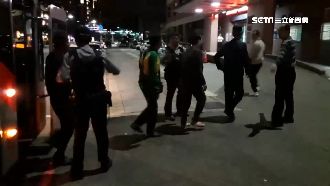 遊藝場逮67賭客　警用「公車」移送