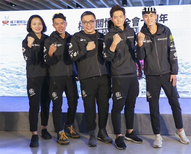 橘子關懷基金會10周年前進南極點全體隊員合影。（記者林士傑/攝影）