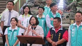 蔡總統允捷運延伸到林園總統蔡英文（前左2）4日到高雄市林園區廣應廟參拜，她表示，聽到地方期待捷運延伸到林園的心聲，並允諾中央、地方政府合力完成。中央社記者王淑芬攝　107年11月4日