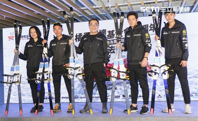 橘子關懷基金會10周年前進南極點全體隊員合影。（記者林士傑/攝影）