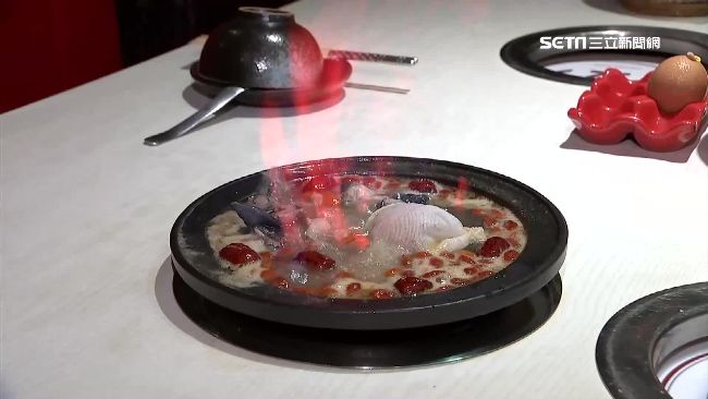 超狂燒酒雞烈焰噴火　鎖肉汁嗆中藥香