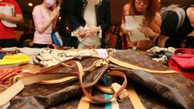 行政執行署台北分署舉行拍賣（1）　法務部行政執行署台北分署6日下午舉行汽車、名牌包、行李箱、金門高粱酒、噴射機及不動產聯合拍賣，逾百名民眾到場參與。中央社記者蕭博文攝　107年11月6日